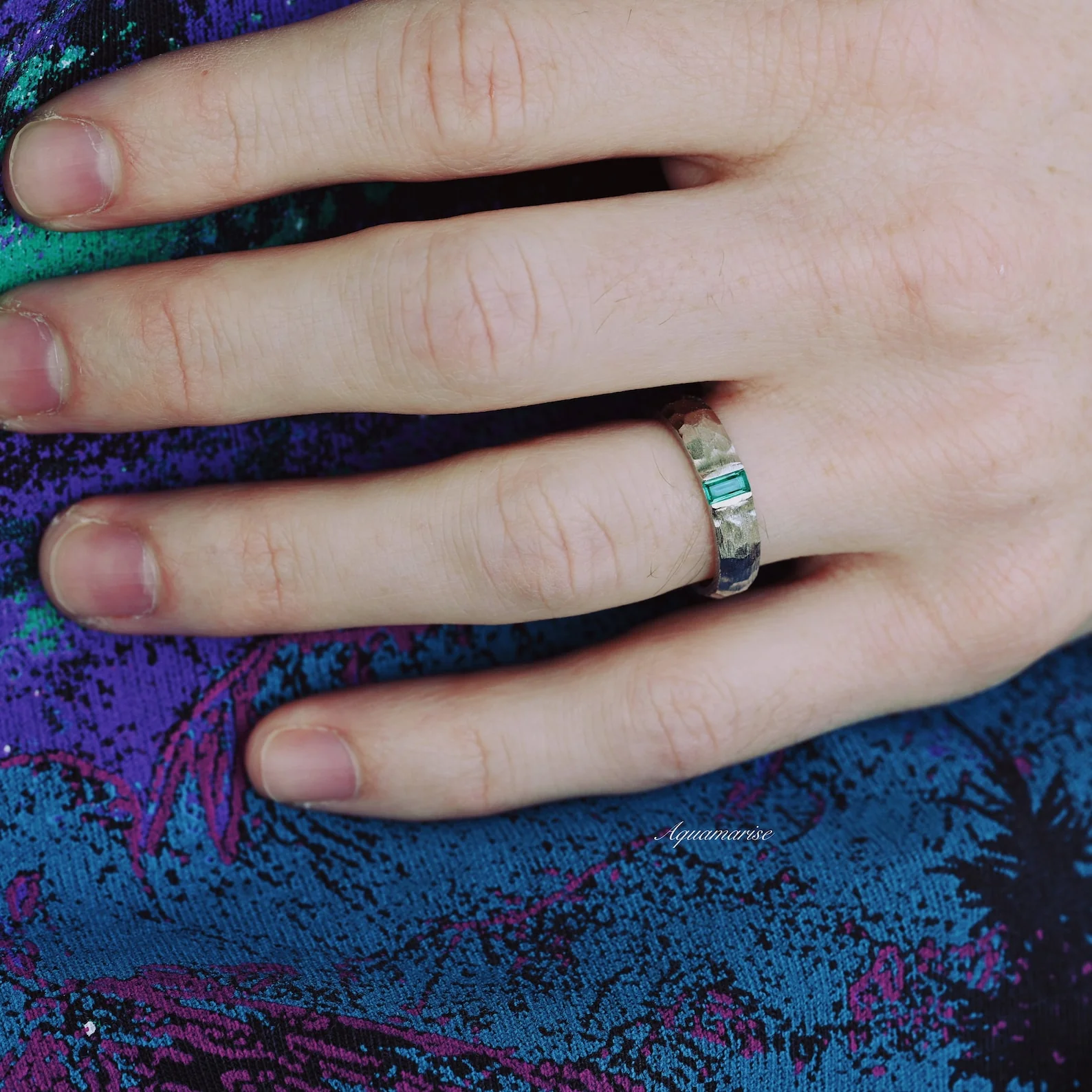Hammered Emerald Wedding Band in 14K White Gold (5.5mm) - Image 4